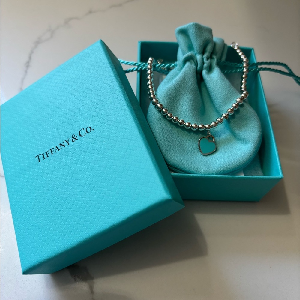 Tiffany & Company - blue heart tag bead bracelet in silver. Never worn.